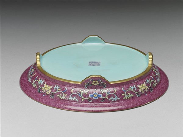 琺瑯彩紅錦地開光山水圖托盤