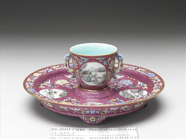 琺瑯彩紅錦地開光山水圖托盤