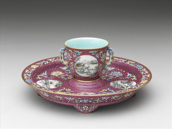 琺瑯彩紅錦地開光山水圖托盤