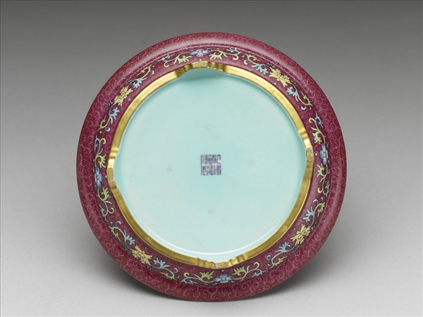 琺瑯彩紅錦地開光山水圖托盤