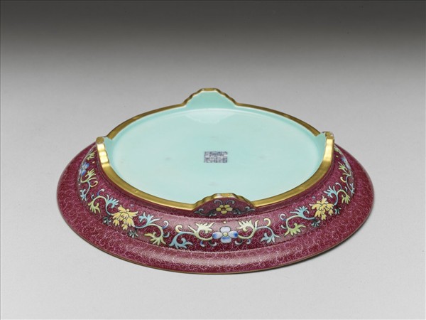 琺瑯彩紅錦地開光山水圖托盤