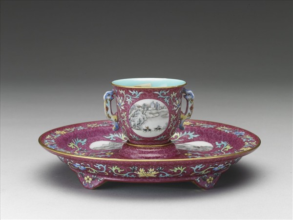 琺瑯彩紅錦地開光山水圖托盤