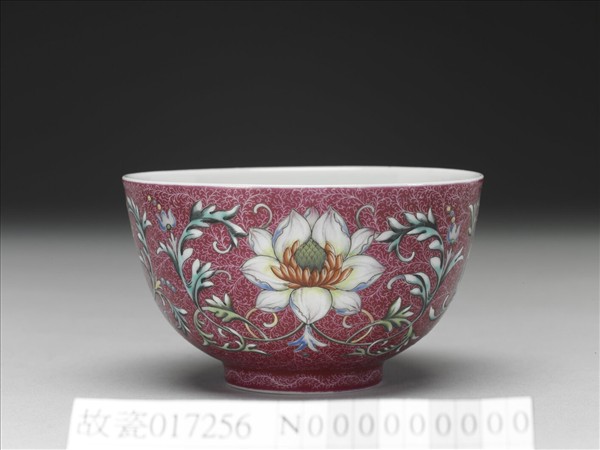 洋彩紅錦地番蓮紋杯