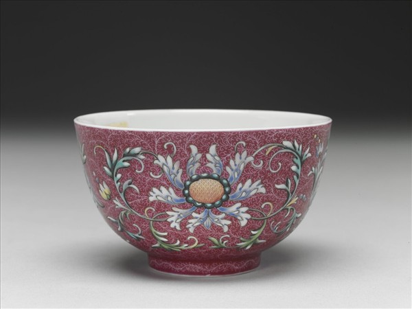 洋彩紅錦地番蓮紋杯