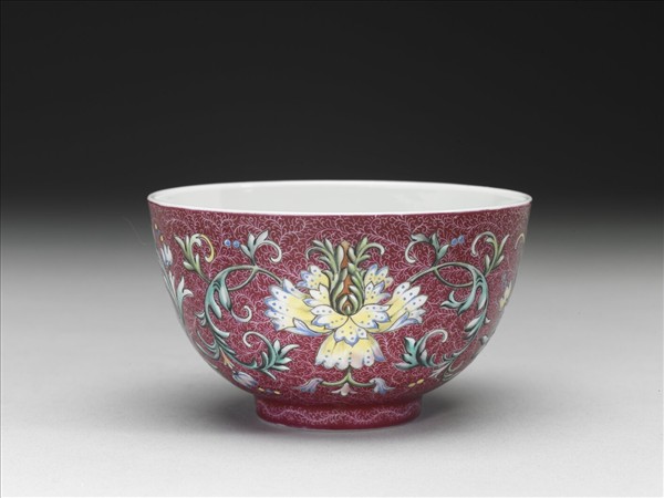 洋彩紅錦地番蓮紋杯