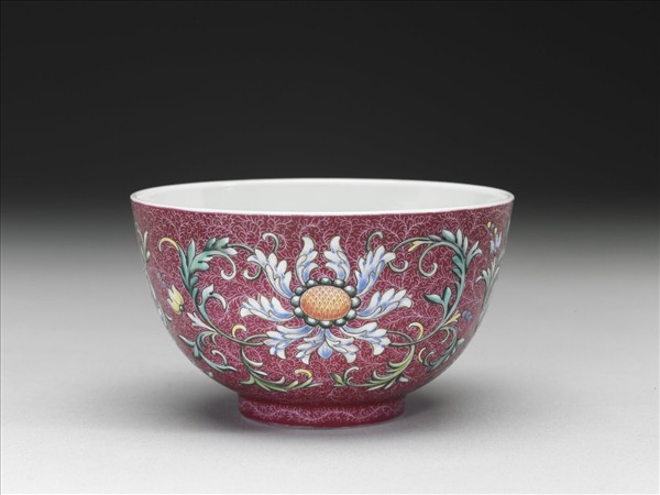 洋彩紅錦地番蓮紋杯