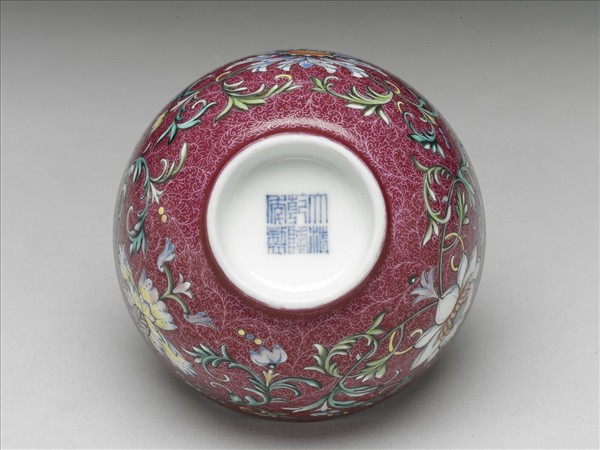 洋彩紅錦地番蓮紋杯