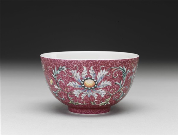 洋彩紅錦地番蓮紋杯