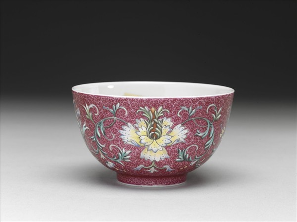 洋彩紅錦地番蓮紋杯