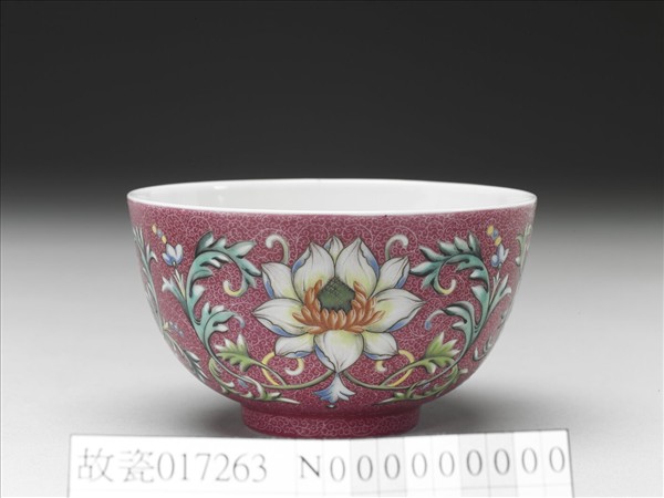 洋彩紅錦地番蓮紋杯