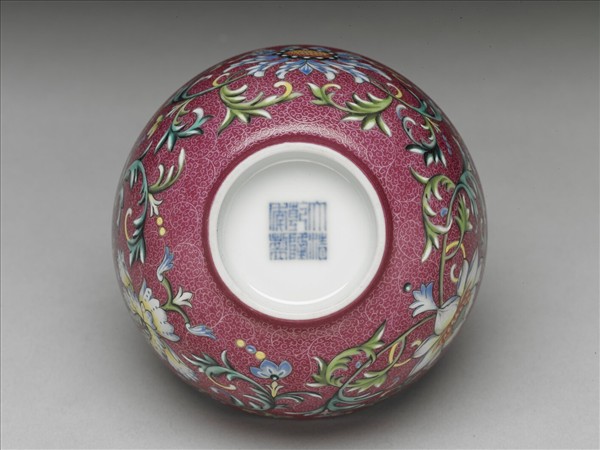 洋彩紅錦地番蓮紋杯