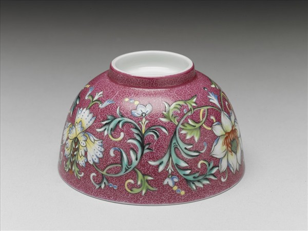 洋彩紅錦地番蓮紋杯