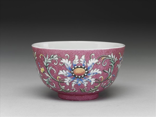 洋彩紅錦地番蓮紋杯