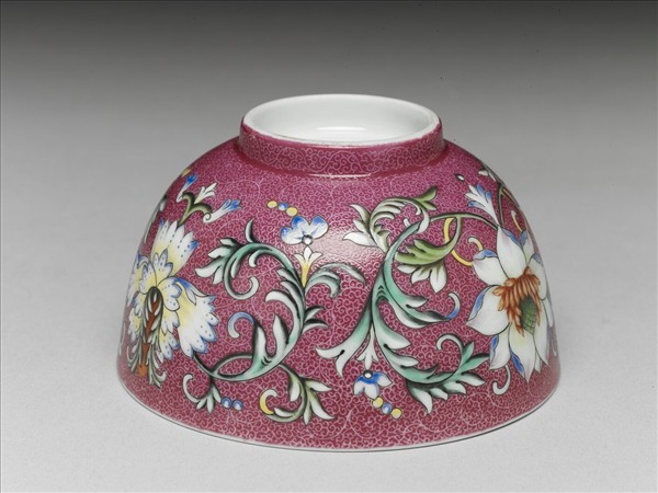 洋彩紅錦地番蓮紋杯