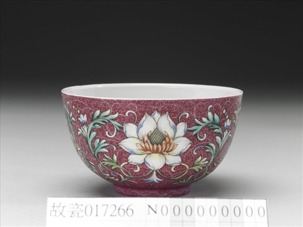 洋彩紅錦地番蓮紋杯