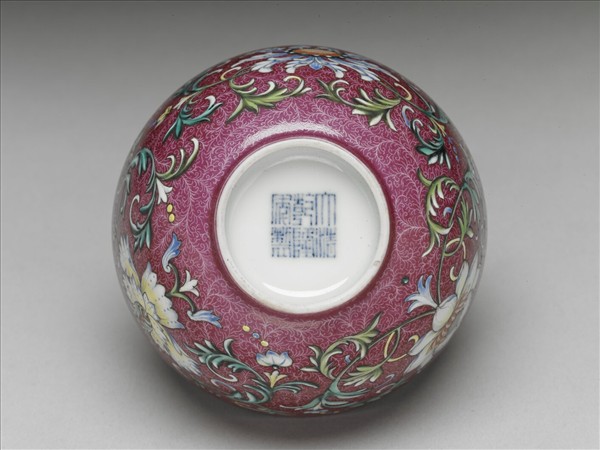 洋彩紅錦地番蓮紋杯