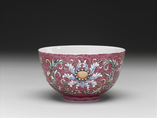 洋彩紅錦地番蓮紋杯