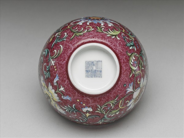 洋彩紅錦地番蓮紋杯