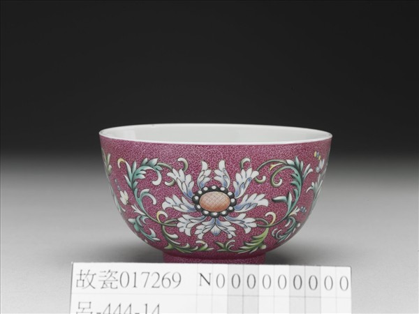 洋彩紅錦地番蓮紋杯