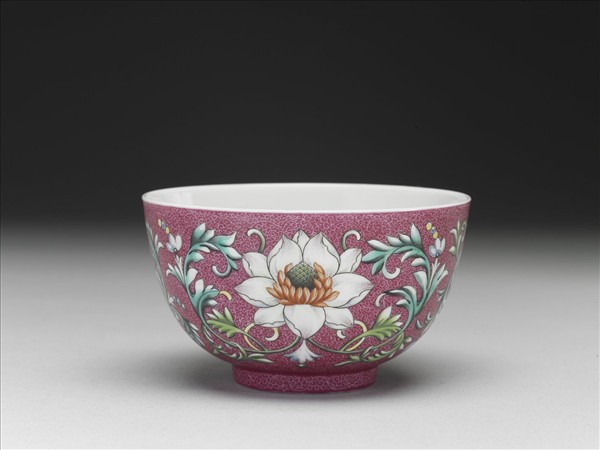 洋彩紅錦地番蓮紋杯