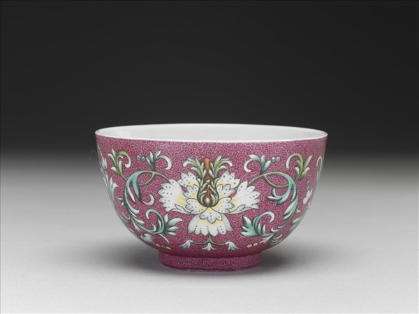 洋彩紅錦地番蓮紋杯