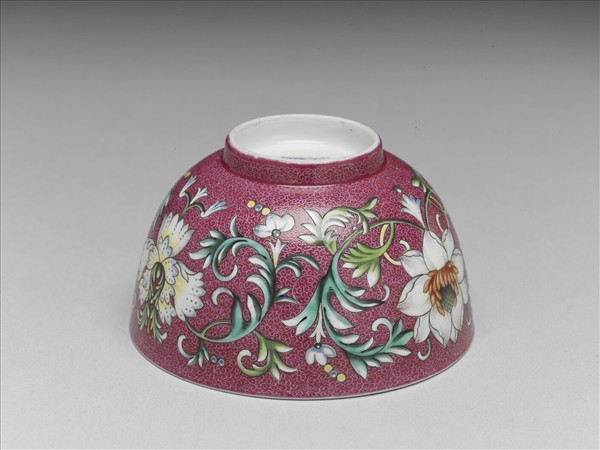 洋彩紅錦地番蓮紋杯