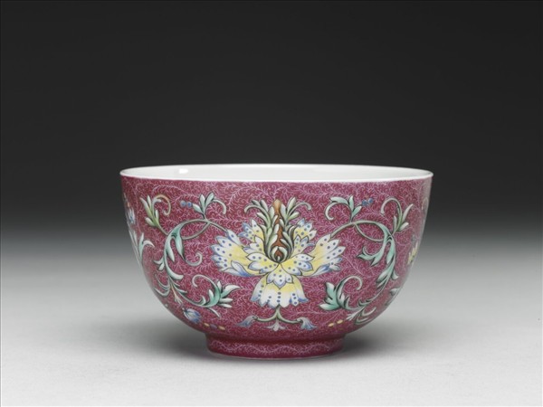 洋彩紅錦地番蓮紋杯