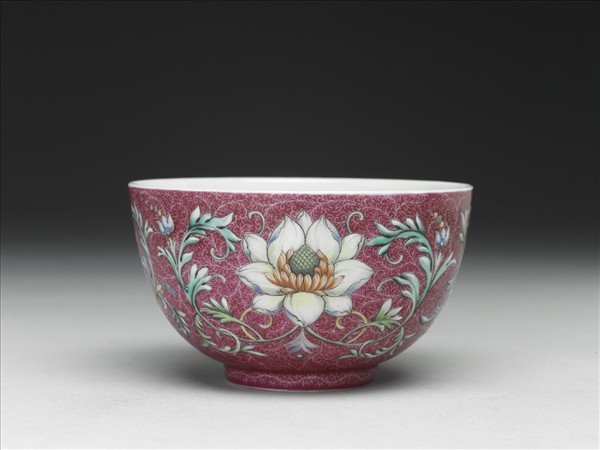 洋彩紅錦地番蓮紋杯