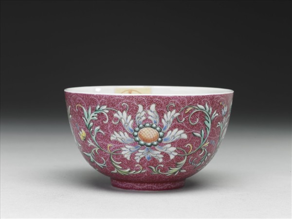 洋彩紅錦地番蓮紋杯