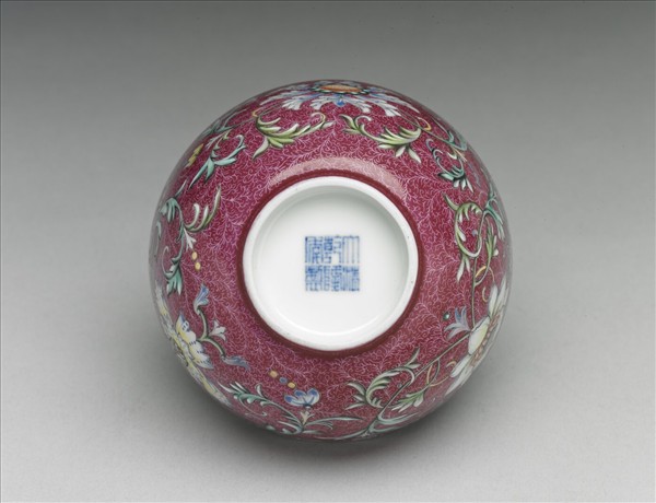 洋彩紅錦地番蓮紋杯