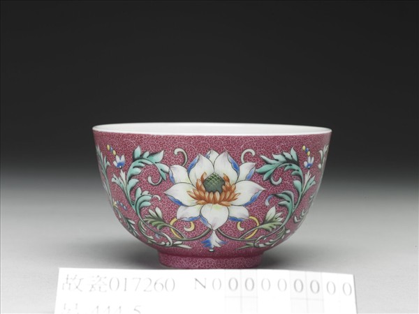 洋彩紅錦地番蓮紋杯