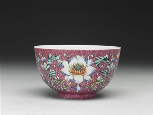 洋彩紅錦地番蓮紋杯