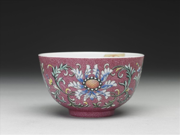 洋彩紅錦地番蓮紋杯
