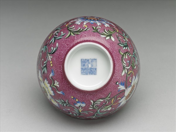 洋彩紅錦地番蓮紋杯