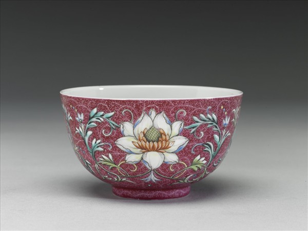 洋彩紅錦地番蓮紋杯