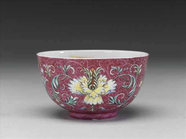 洋彩紅錦地番蓮紋杯