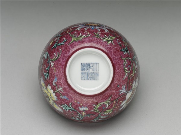 洋彩紅錦地番蓮紋杯