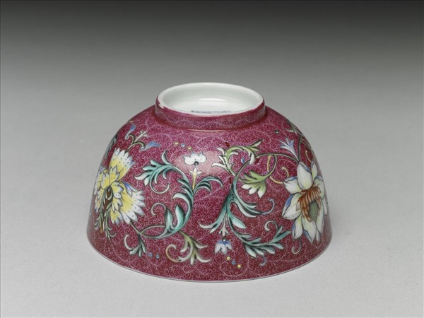 洋彩紅錦地番蓮紋杯