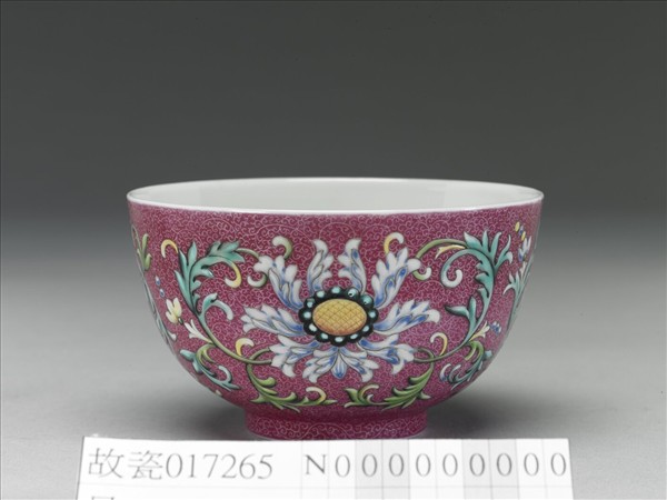 洋彩紅錦地番蓮紋杯