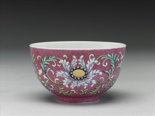 洋彩紅錦地番蓮紋杯