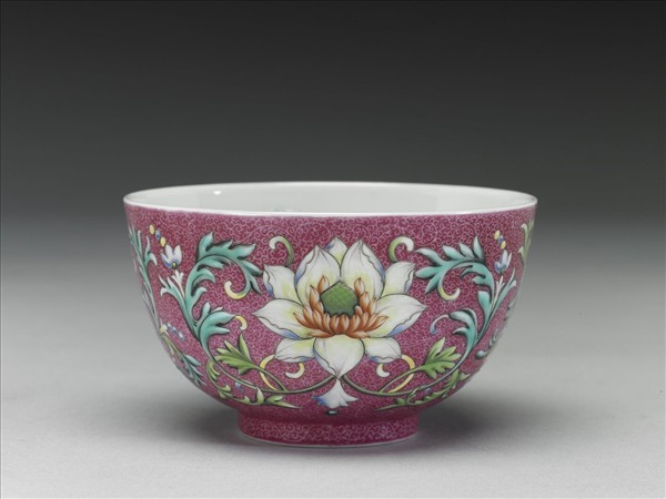 洋彩紅錦地番蓮紋杯