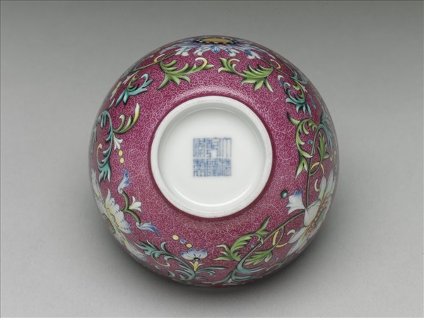 洋彩紅錦地番蓮紋杯