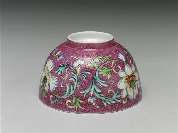 洋彩紅錦地番蓮紋杯