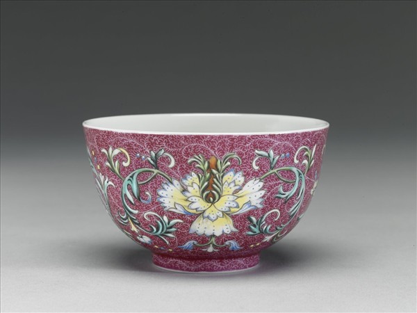 洋彩紅錦地番蓮紋杯