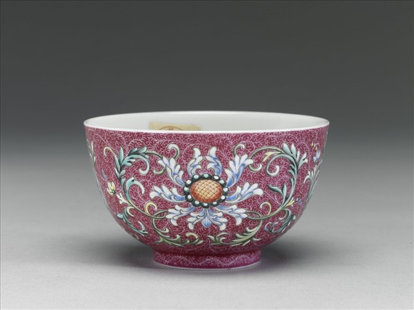 洋彩紅錦地番蓮紋杯