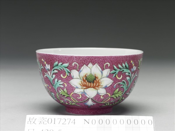 洋彩紅錦地番蓮紋杯