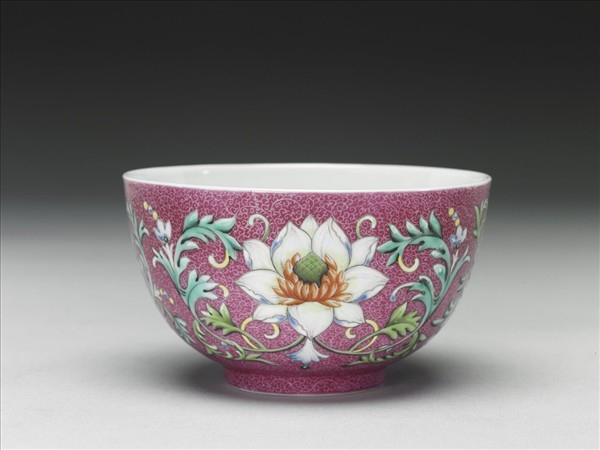 洋彩紅錦地番蓮紋杯