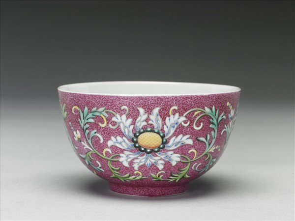 洋彩紅錦地番蓮紋杯