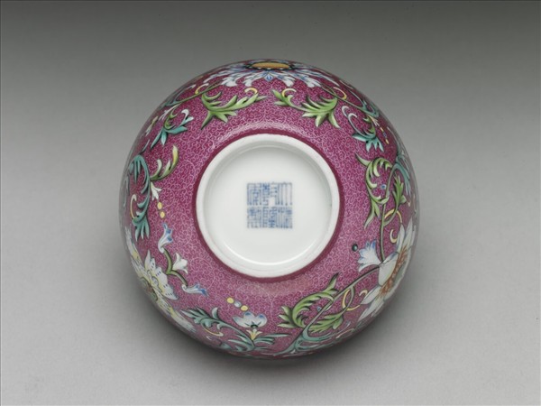 洋彩紅錦地番蓮紋杯