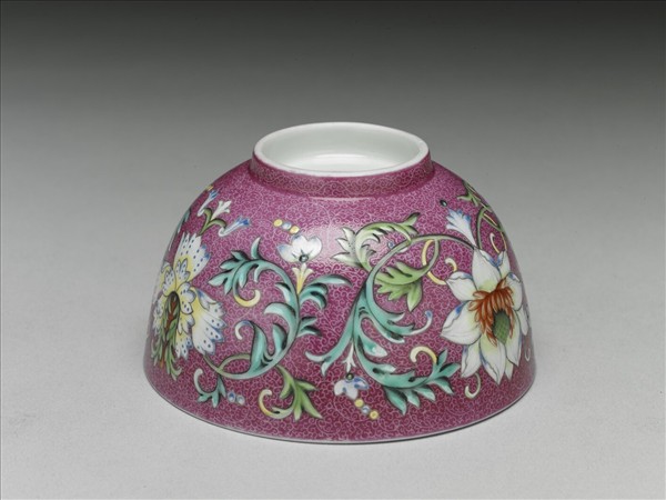 洋彩紅錦地番蓮紋杯